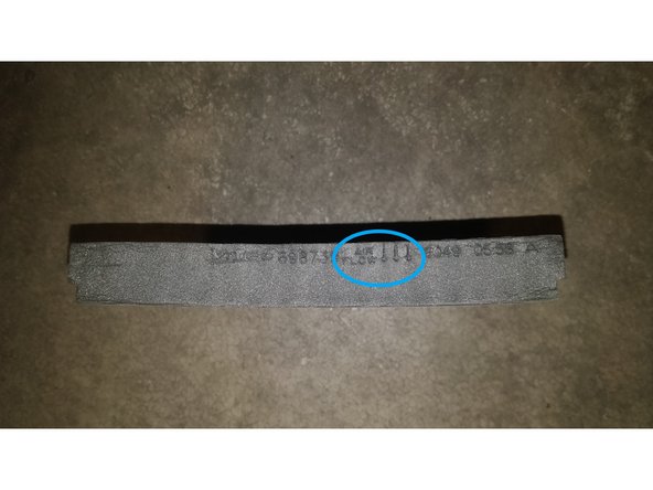 Si le filtre n'a pas été changé depuis un moment, des feuilles et poussières vont tomber en même temps que le filtre.