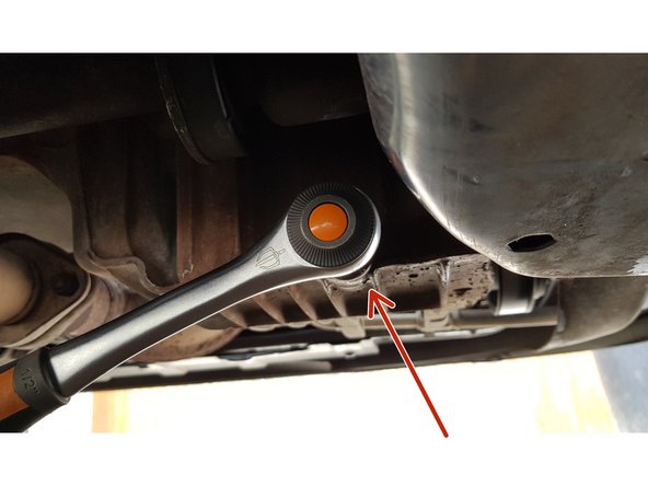 Placez votre bac de vidange sous le carter.