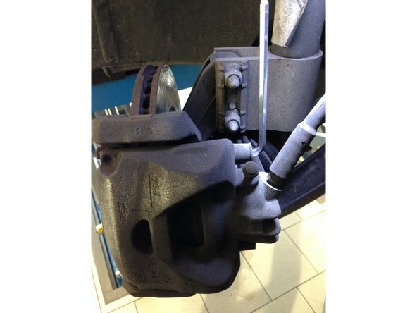 Diviser les deux vis allen de 7