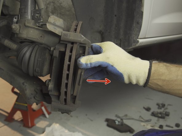 Tirer simplement sur la plaquette présente sur la chape pour la déposer