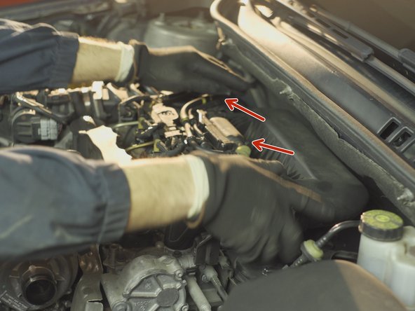 Retirer le cache de la boîte à air en tirant dessus.