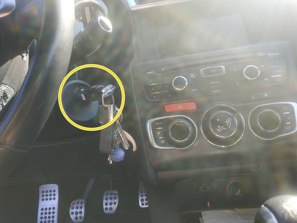 appuyer (et rester appuyé) sur le bouton de droite au niveau du tableau de bord