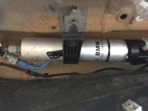 Deviser la vis de 13 qui maintien le filtre