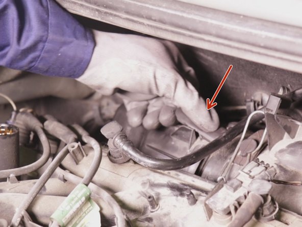 Appuyer sur la languette pour insérer le couvercle de la boite à air