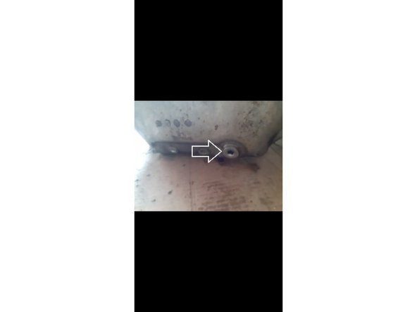 A l aidé d un carré de 8, dévisse le bouchon du carter d'huile tout en ayant mis un bac en dessous auparavant