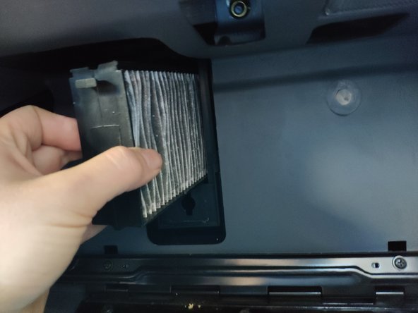 Retirer l'élément inférieur du filtre d'habitacle en le tirant vers soi.