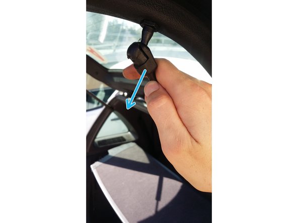 Tirer sur le vérin pour l'extraire de la rotule