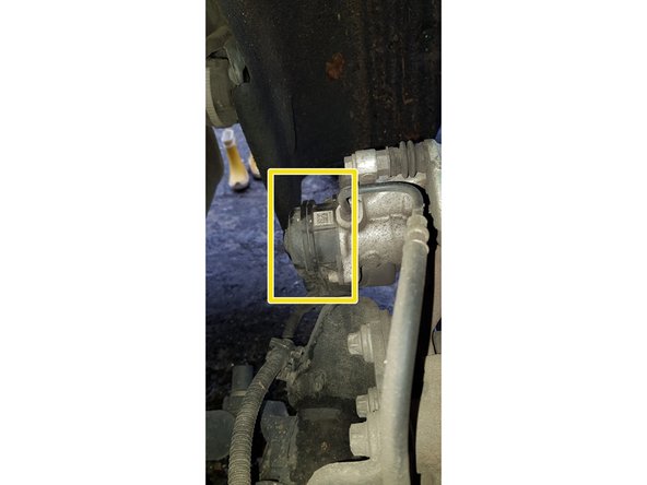 Serrer les vis Torx du moteur électrique.