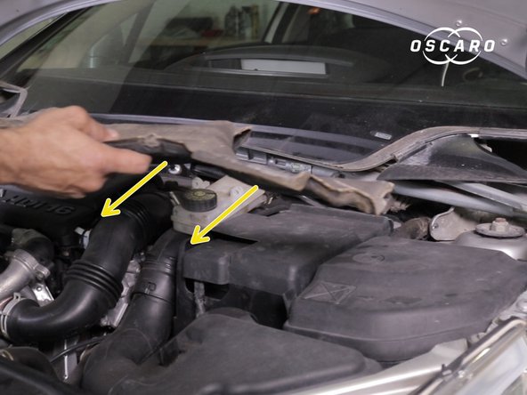 Retirer les deux moquettes(isolant) présentes sous la baie de pare-brise