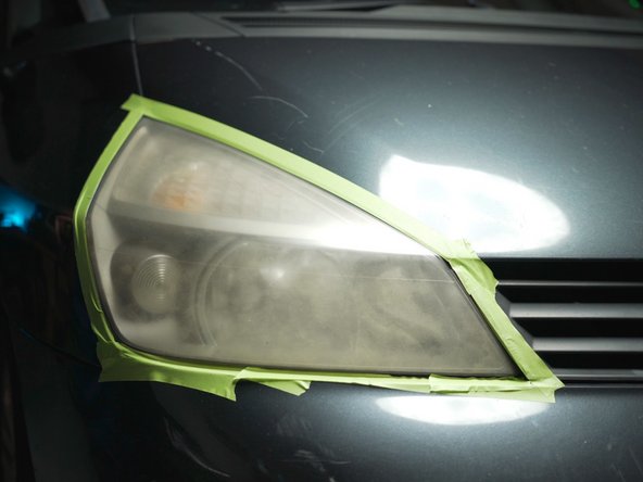Protéger la carrosserie autour du phare à l'aide du ruban fournis dans le kit