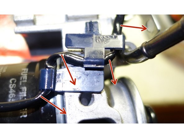 Soulever légèrement le filtre et reculer, afin de le libérer du berceau.