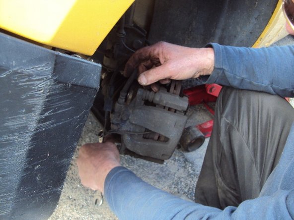 Démontez l'étrier en dévissant les 2 vis en haut et en bas de l'étrier.