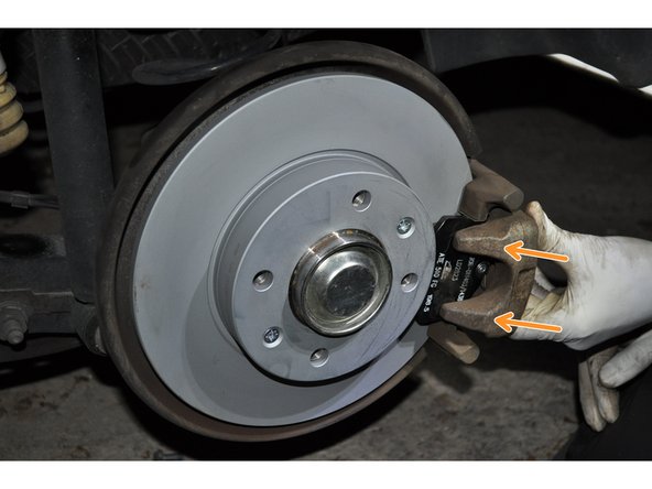 Remettre en place l'étrier de frein.