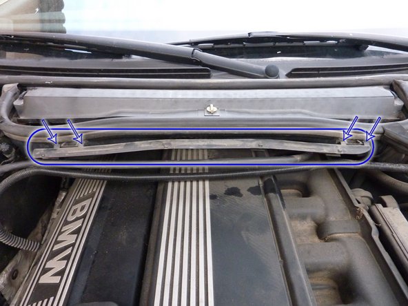 Dans le cas où la goulotte se serait enlever du support du filtre alors la remettre en place.