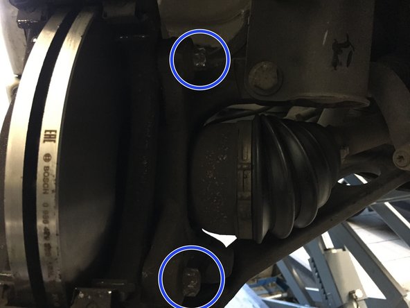 Visser les deux vis de E18