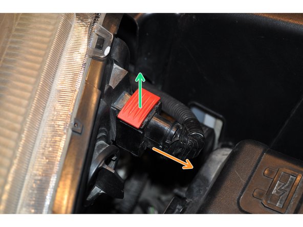 Débrancher le connecteur électrique du phare en soulevant la languette rouge et vers l’arrière.