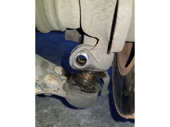 Avec une barre ou un pied-de-biche faites levier et délogez la rotule de suspension de son logement.