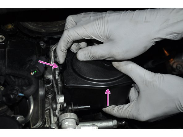 Appuyer sur la languette de verrouillage du filtre sur son support de maintien.