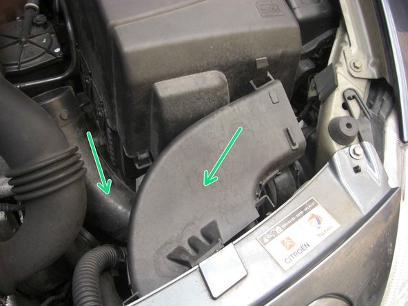 Enlever la conduite d'air droite le long de la batterie (composée de 3 pièces, flèches vertes) qui va au filtre à air, pour accèder au filtre à huile (cercle rouge).