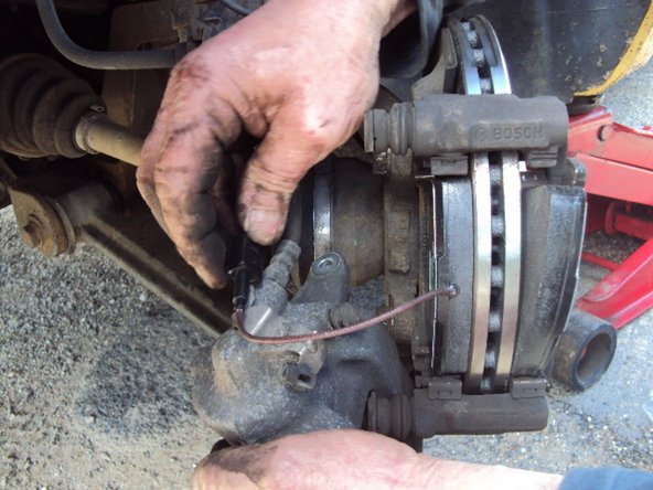 Dans l'idéal, il faut remplacer les plaquettes de frein. Il est conseillé de les remplacer par des plaquettes neuves de même type.