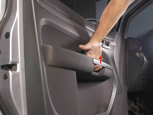 Retirer la poignée de porte intérieur en la tirant vers le haut