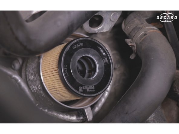 Replacer le filtre à huile sur son support en faisant attention a bien positionner chaque détrompeurs dans l'emplacement prévu.