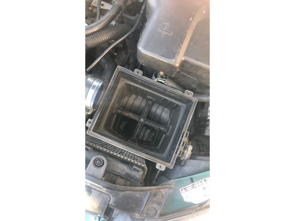 J'utilise un aspirateur afin de nettoyer l'interrieur de la boite à air