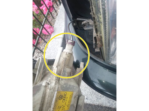 Tournez d'un quart de tour dans le sens anti-horaire le support  d'ampoule et sortez-le de l'ancien feu