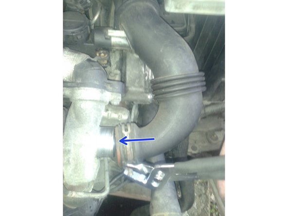 Remettre le support de la pompe d'amorçage puis repositionner la pompe d'amorçage.