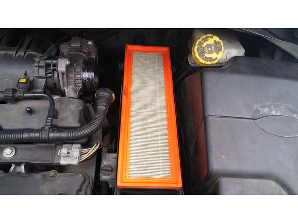 Une fois le boitier enlevé, on a accès au filtre et il suffit de le remplacer.