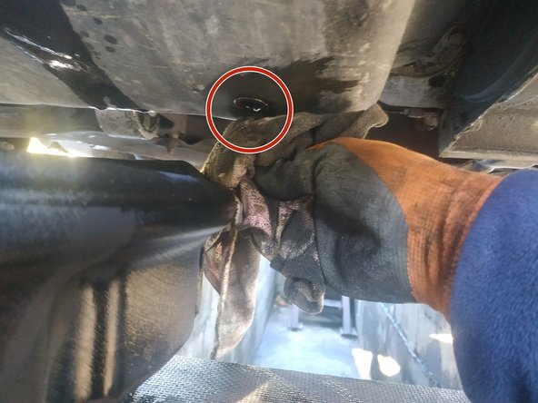 nettoyer le carter à l'aide d'un chiffon