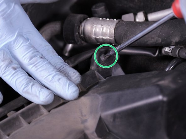 Revisser les deux vis de la boite à air