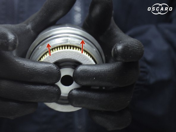 Replacer le nouveau filtre à huile dans la cloche puis clipser le