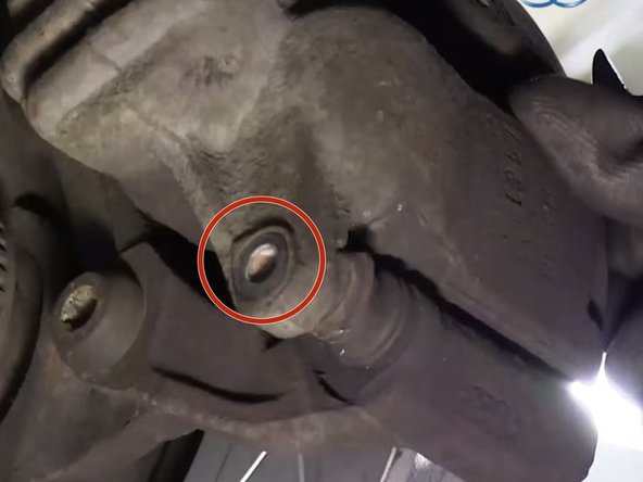 Dévisser le boulon de 13 et soulever l'étrier