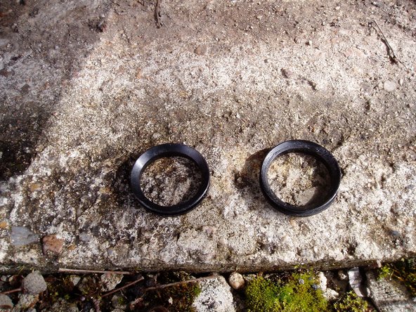 Remettre un joint neuf de moyeu de roue en veillant à positionner la lèvre face à soit.