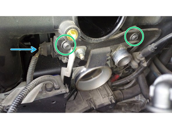 Retirer les deux vis torx qui maintiennent l'actuateur de ralenti en place