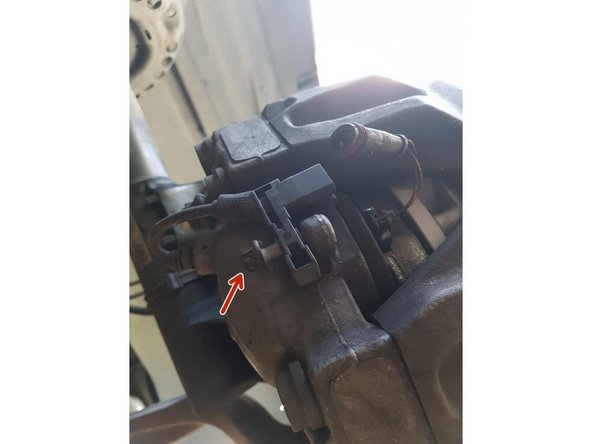 Repositionnez et serrer la prise du capteur d'usure sur l'etrier