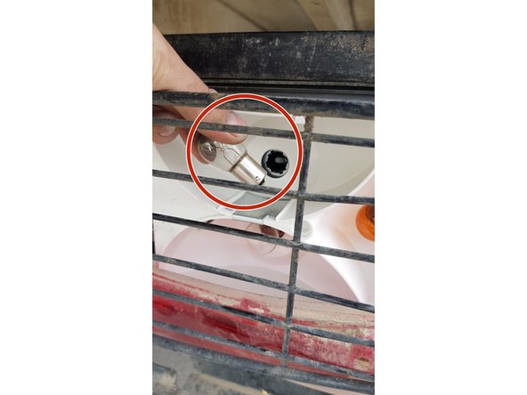 Retirer l'ampoule en la dévissant puis mettez une ampoule neuve à la même place en respectant son sens et en la revissant délicatement.