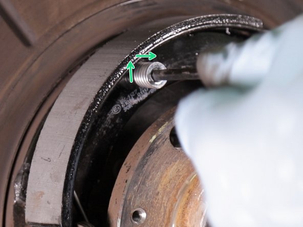 Replacer et resserrer d'un quart de tour la vis sur la flasque