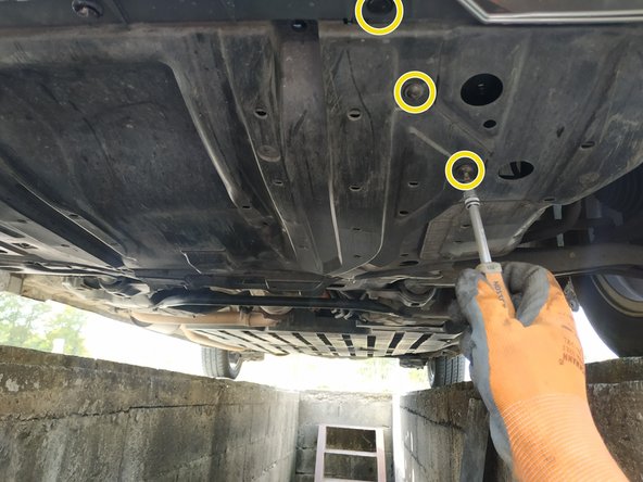 verrouiller les 4 clips et les 6 vis