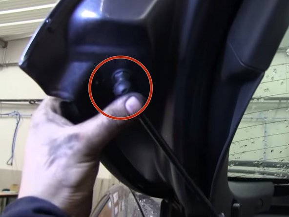 Débuter par le haut : Positionner le verin de hayon et clipser