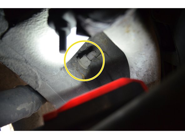 Bloquez l'écrou à l'aide d'une clé à œil de 19mm