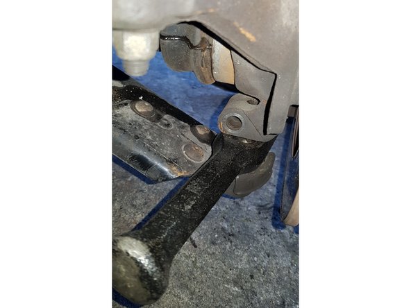 Avec un extracteur de rotule, désaccouplez la rotule de la fusée.