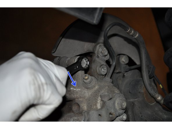 De la même manière déposer la seconde vis