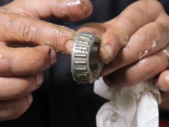 Posez votre nouveau roulement (le plus grand) dans son emplacement simplement avec vos doigts