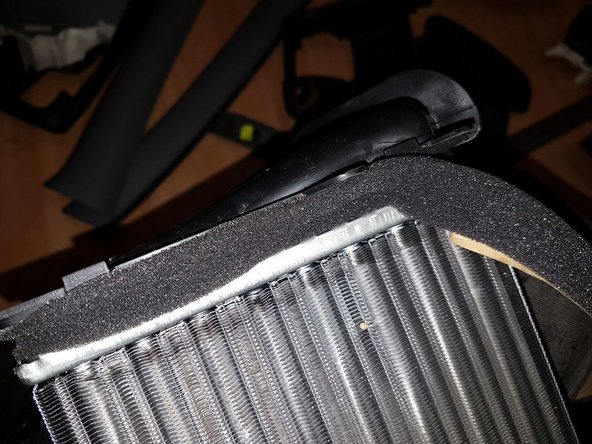 Mettre le nouveau radiateur, en pensant à mettre le petit bout de mousse tout autour qui est fourni avec.
