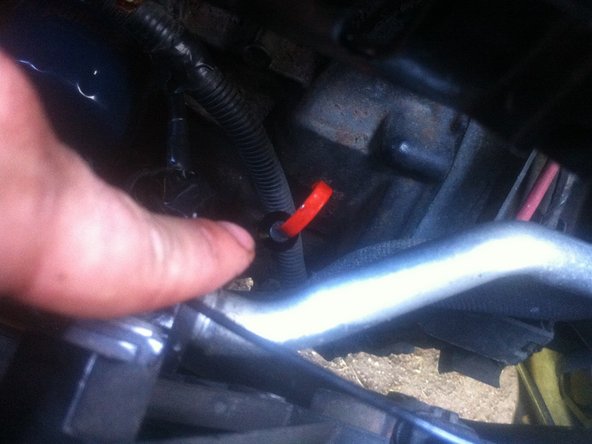 
La jauge is located near the oil filter, check it regularly during filling. You must make sure to reach the maximum mark without exceeding it (or very little). You can go there serenely, the 5L can of oil will be almost empty when it is good.
