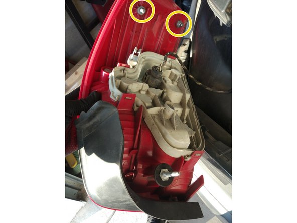 Pour débrancher le faisceau, insérer un petit tournevis dans le connecteur et faire levier tout en tirant sur le connecteur.