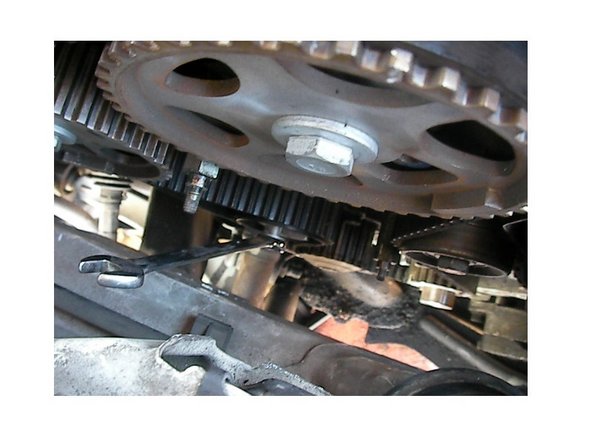 Une fois desserré sortez le galet tendeur.