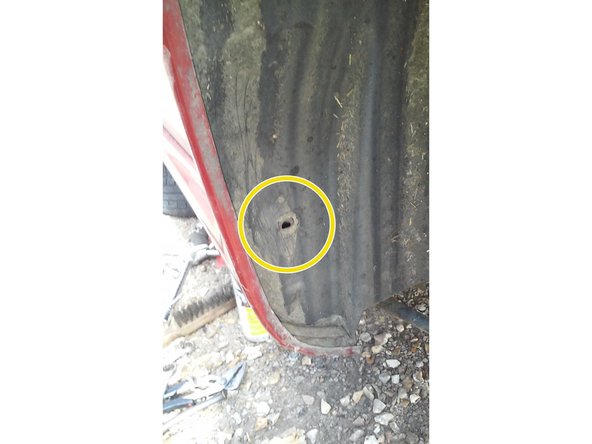 Aligner le trou pour pouvoir mettre le clips.